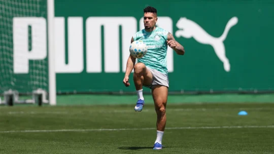 Paulinho avança em recuperação durante reapresentação do Palmeiras