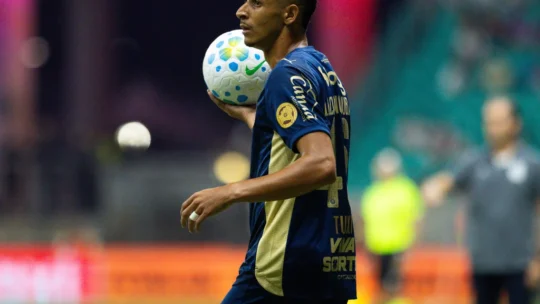 Luciano Juba celebra gol e vitória do Bahia sobre o Remo no Brasileirão
