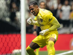 Gabriel Delfim defende três pênaltis e coloca Atlético-MG na semifinal da Sul-Americana
