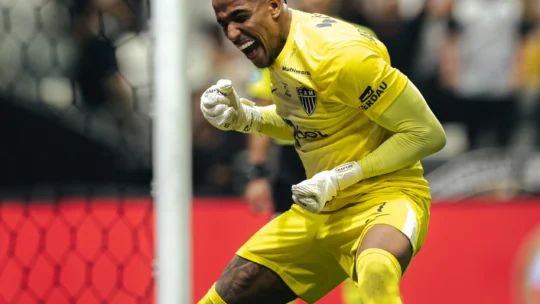 Gabriel Delfim defende três pênaltis e coloca Atlético-MG na semifinal da Sul-Americana
