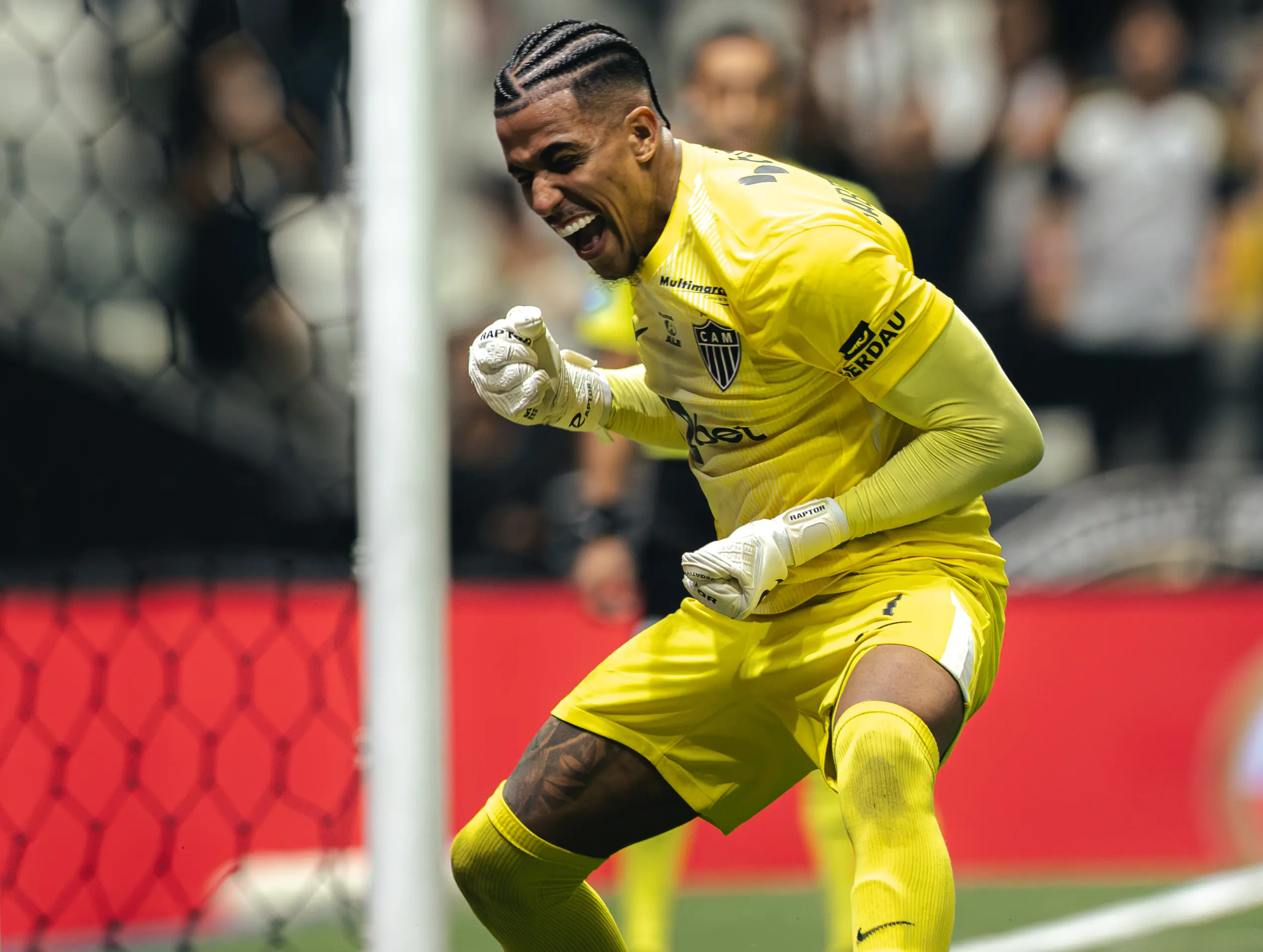 Gabriel Delfim defende três pênaltis e coloca Atlético-MG na semifinal da Sul-Americana