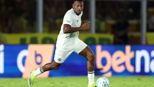 Botafogo confirma lesão de Edenilson, que pode ficar fora por até seis semanas