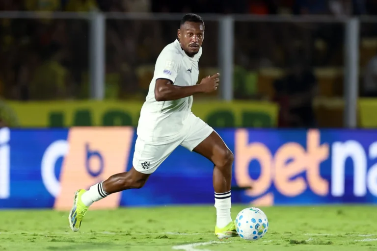 Botafogo confirma lesão de Edenilson, que pode ficar fora por até seis semanas
