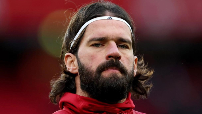 Alisson é multado após danificar painel em jogo do Liverpool