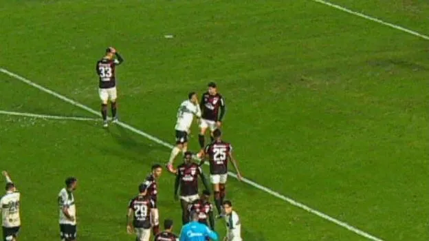 Coritiba marca no rebote após expulsão de Breno Lopes por gesto interpretado pela “Lei Vini Jr.”