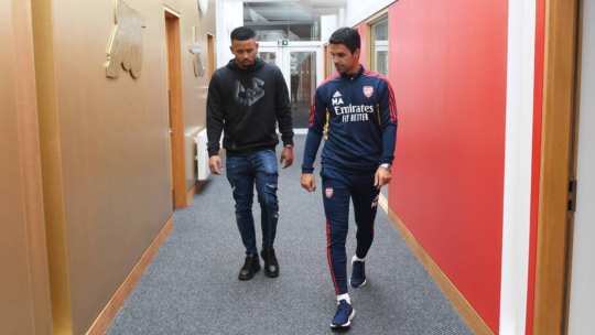 Arteta se diz surpreso com críticas após saída de Gabriel Jesus do Arsenal