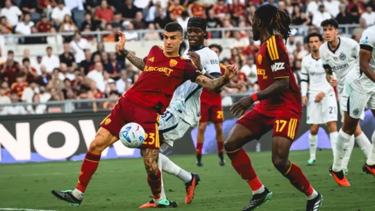 Roma e Inter empatam em 2 a 2 em duelo entre líderes do Italiano
