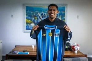 Grêmio promove Athos ao elenco principal e amplia vínculo até 2029