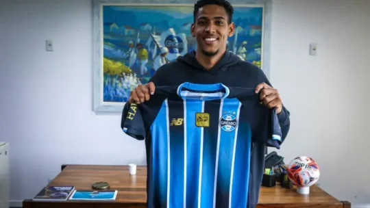 Grêmio promove Athos ao elenco principal e amplia vínculo até 2029