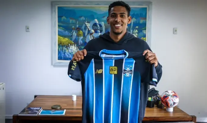 Grêmio promove Athos ao elenco principal e amplia vínculo até 2029