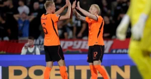 Holanda vence Sérvia com dois gols de Meerdink e lidera grupo na Nations League