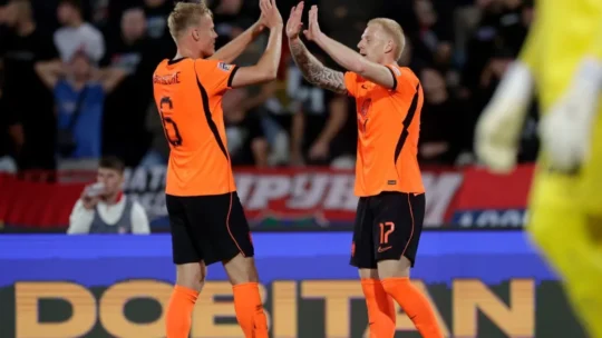 Holanda vence Sérvia com dois gols de Meerdink e lidera grupo na Nations League