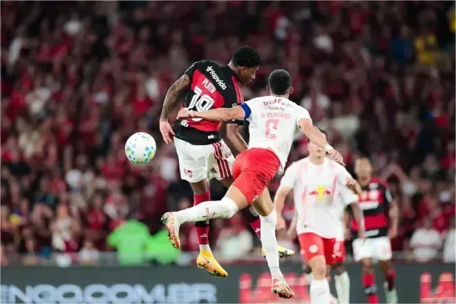 Flamengo realizará exames em Gonzalo Plata após dores na coxa