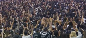 Torcida do Corinthians protesta antes de duelo com o Fluminense na Neo Química Arena