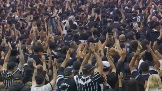 Torcida do Corinthians protesta antes de duelo com o Fluminense na Neo Química Arena