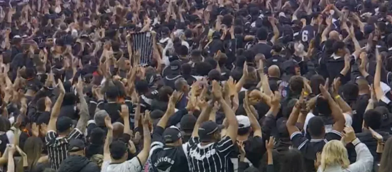 Torcida do Corinthians protesta antes de duelo com o Fluminense na Neo Química Arena