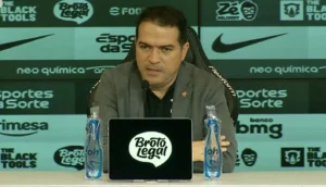 Corinthians mantém Fernando Diniz no cargo após pressão e sequência negativa