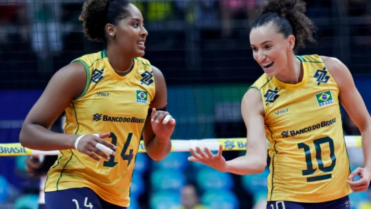 Brasil vence a Colômbia e assume liderança do Sul-Americano de vôlei