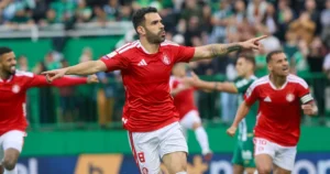 Internacional vence a Chapecoense, encerra jejum e respira contra o Z4