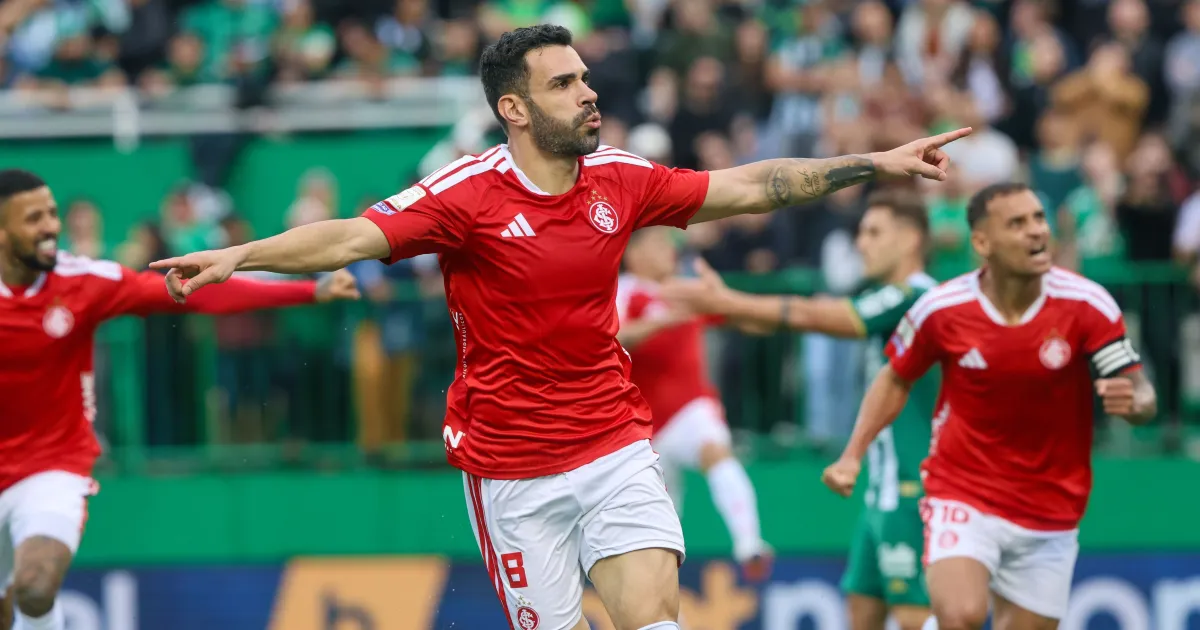 Internacional vence a Chapecoense, encerra jejum e respira contra o Z4
