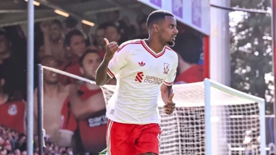 Isak marca, e Liverpool vence o Bournemouth pela Premier League