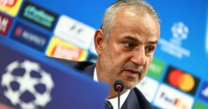 Ismail Kartal pede demissão após ser atingido por garrafa, mas permanece no Fenerbahçe
