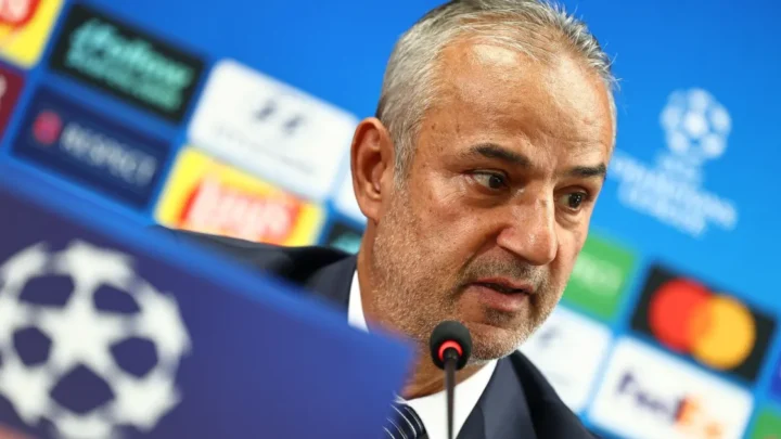 Ismail Kartal pede demissão após ser atingido por garrafa, mas permanece no Fenerbahçe