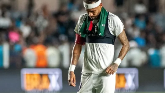 Neymar avança na recuperação, mas segue fora de treino coletivo do Santos