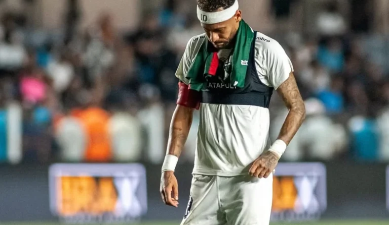 Neymar tem lesão na coxa e desfalca o Santos contra o Internacional