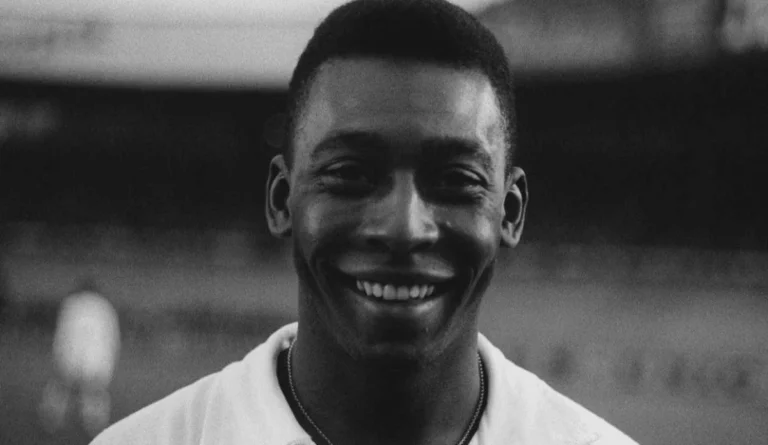 Futebol Retrô: Pelé estreia pelo Santos com gol em goleada sobre o Corinthians de Santo André