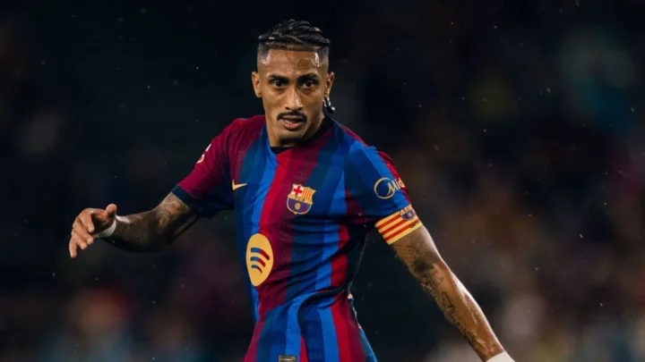Raphinha marca três vezes, e Barcelona mantém 100% no Espanhol