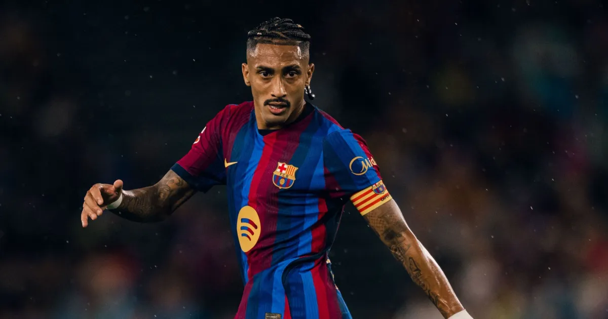 Raphinha marca três vezes, e Barcelona mantém 100% no Espanhol