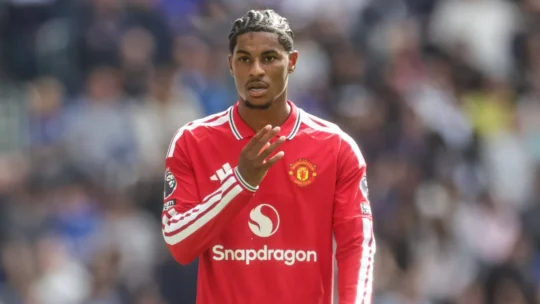 Rashford e Shaw se destacam pela esquerda do Manchester United no empate com Everton