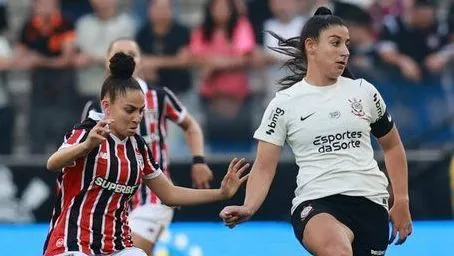 São Paulo vence Corinthians e sai na frente na final do Brasileirão Feminino