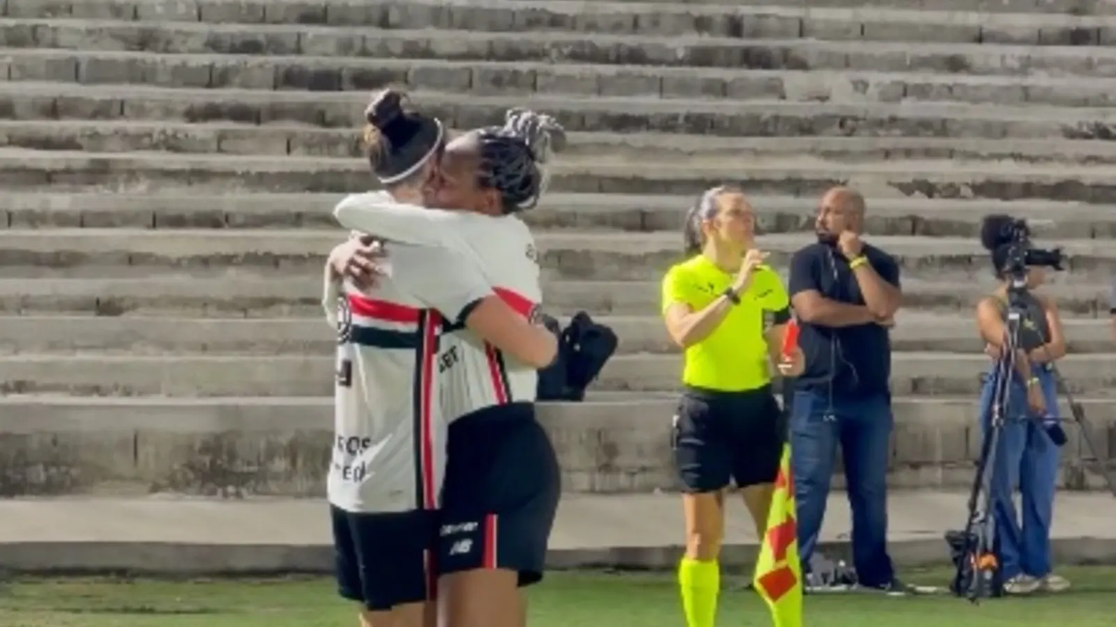 São Paulo vence Flamengo de virada e abre vantagem na semifinal do Brasileirão feminino