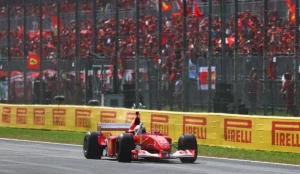 Vettel se emociona ao pilotar Ferrari F2002 de Schumacher em Monza