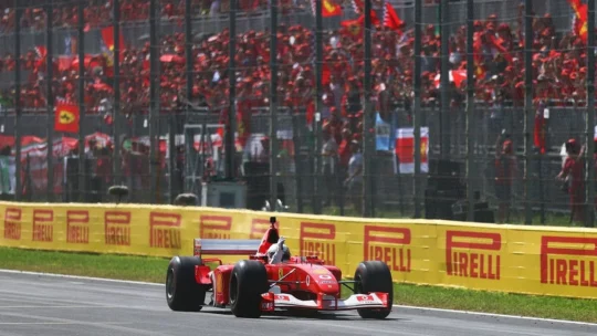 Vettel se emociona ao pilotar Ferrari F2002 de Schumacher em Monza