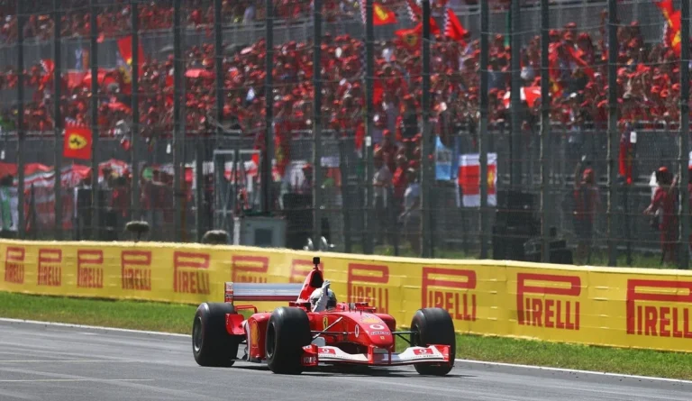 Vettel se emociona ao pilotar Ferrari F2002 de Schumacher em Monza