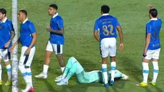 Weverton se recupera de mal-estar e é mantido no gol do Grêmio contra o Vitória