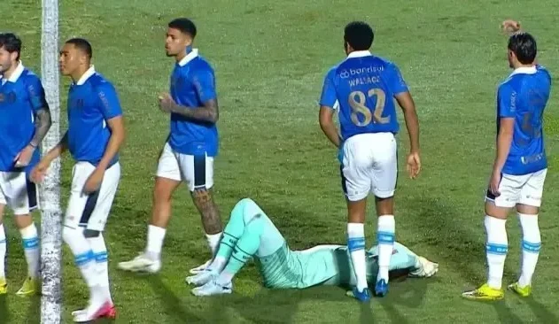 Weverton se recupera de mal-estar e é mantido no gol do Grêmio contra o Vitória