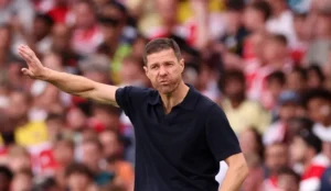 Xabi Alonso admite retorno antecipado de Caicedo após derrota do Chelsea para o Arsenal