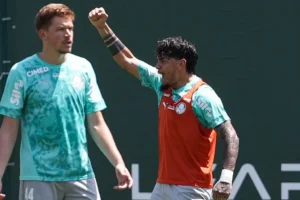 Gustavo Gómez treina normalmente, e Palmeiras define time para clássico com o Corinthians