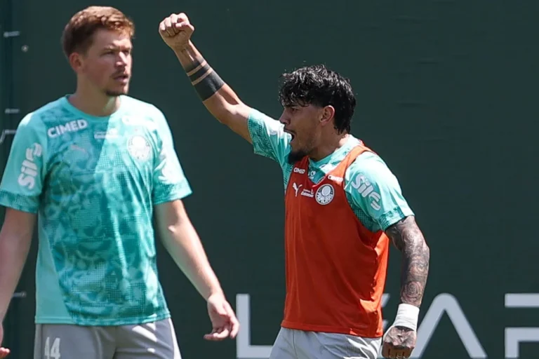 Gustavo Gómez treina normalmente, e Palmeiras define time para clássico com o Corinthians