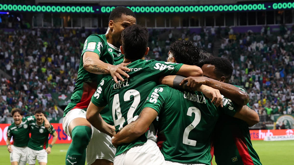 Palmeiras goleia o Corinthians por 4 a 1 no Dérbi pelo Brasileirão