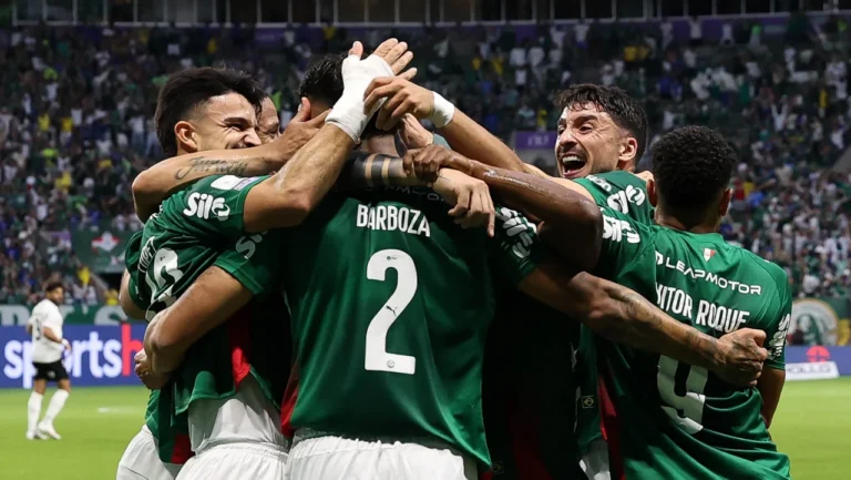 Palmeiras goleia o Corinthians por 4 a 1 e segue na cola do líder no Brasileirão