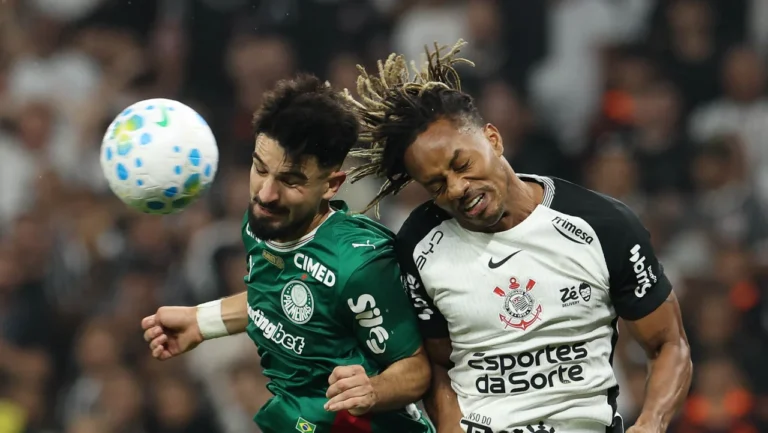 Palmeiras e Corinthians se enfrentam em clássico com momentos opostos no Brasileirão