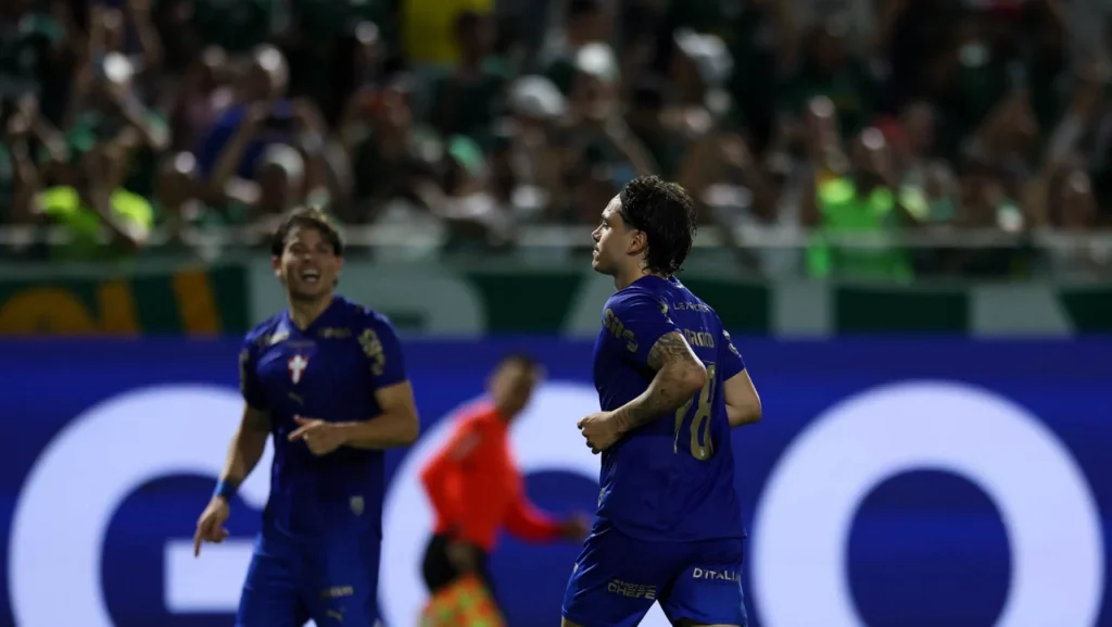 Palmeiras vence o Bragantino e assume a liderança do Brasileirão