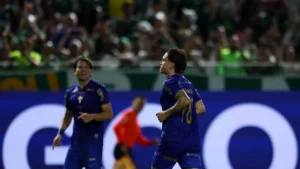 Palmeiras vence o Bragantino e assume a liderança do Brasileirão