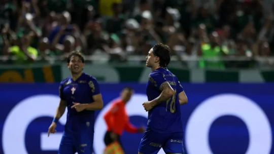 Palmeiras vence o Bragantino e assume a liderança do Brasileirão