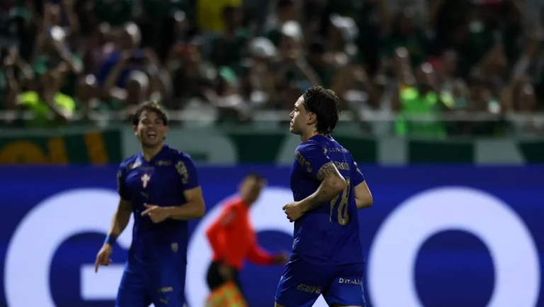 Palmeiras vence o Bragantino e assume a liderança do Brasileirão